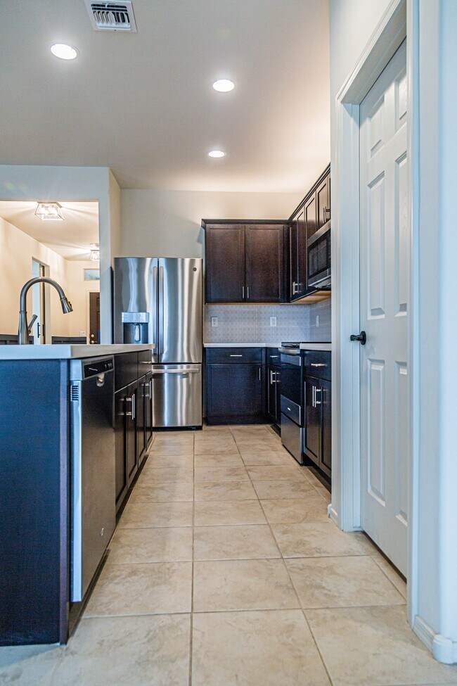 Building Photo - 12640 N Wildrose Dr