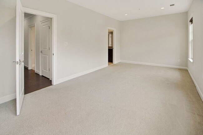 Building Photo - 5 Bed 4.5 Bath - Bethesda Single Family - ...