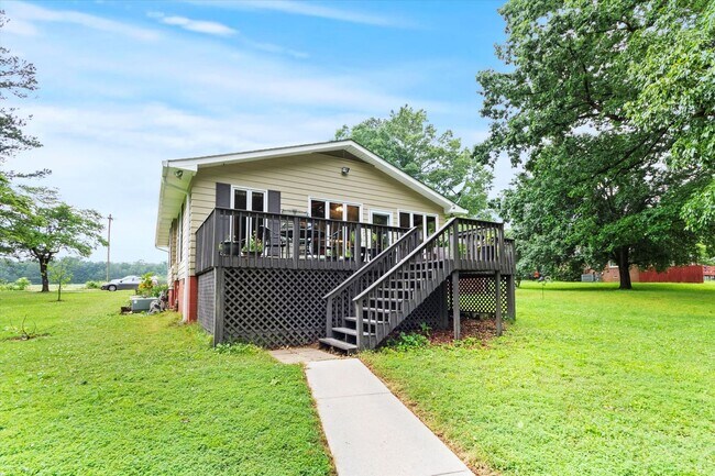 Building Photo - Country setting with City Convenience!