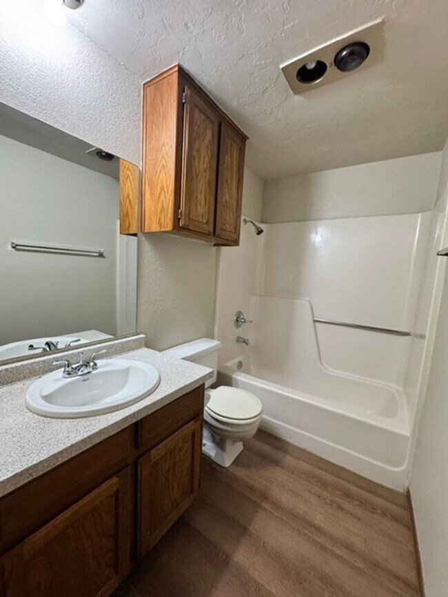 Building Photo - 2 bed 2 bath in Moore schools!