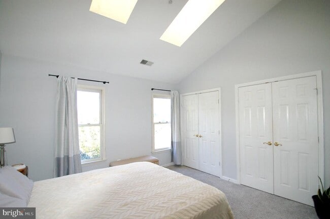 Building Photo - 539 Tschiffely Square Rd