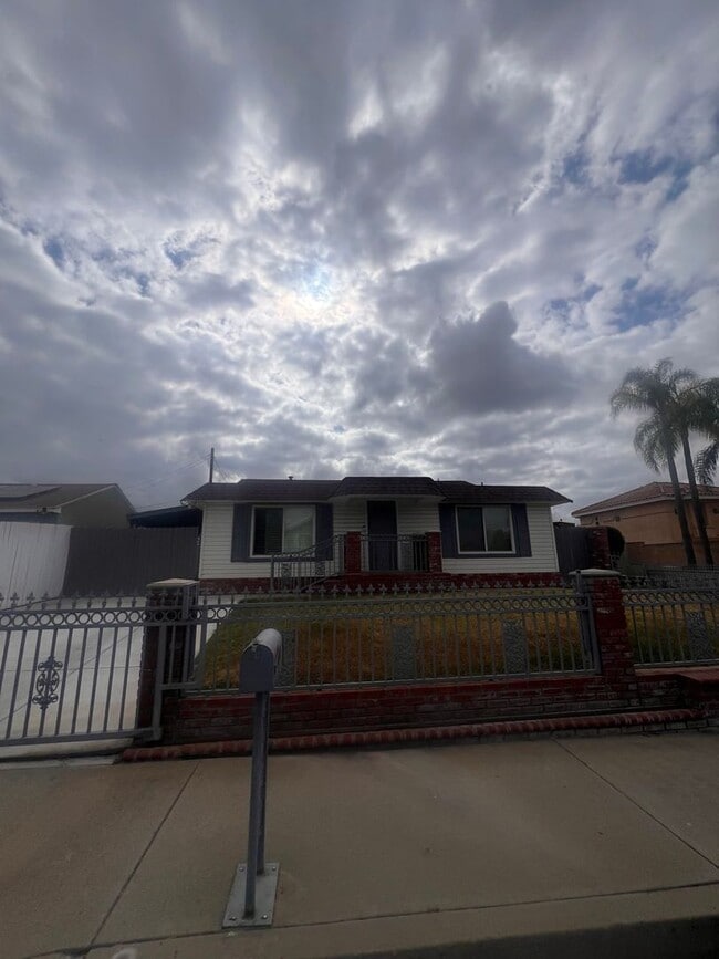 Building Photo - Beautiful 3 Bed / 2 Bath Home with Detached Bonus Space