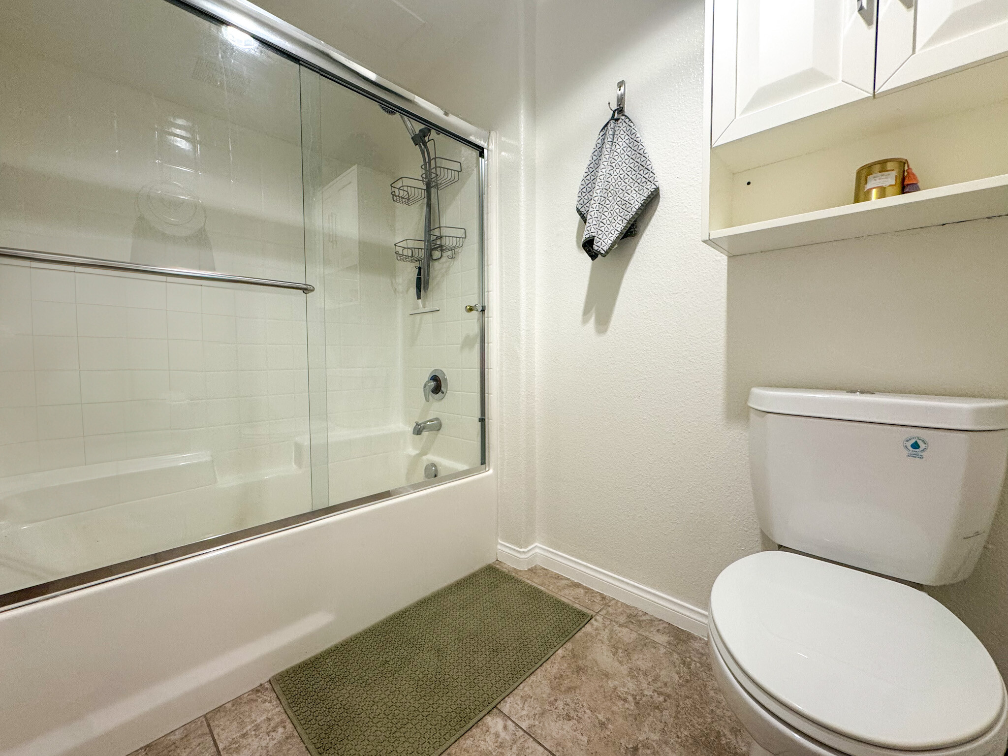 Guest bathroom with combo shower/tub - 3740 Santa Rosalia Dr