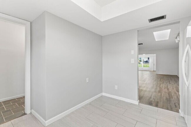 Building Photo - "Spacious 2-Bed, 2-Bath Condo Oasis in Prime Clearwater Location – 55+ COMMUNITY