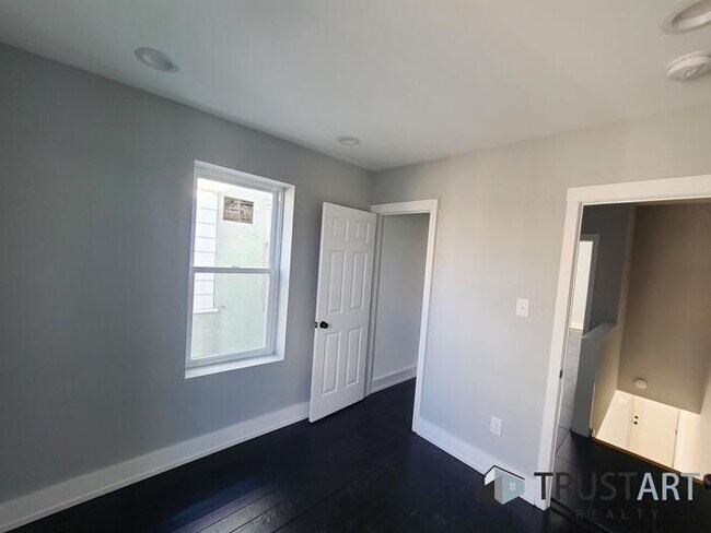 Building Photo - 2 Bedroom house with basement/backyard.