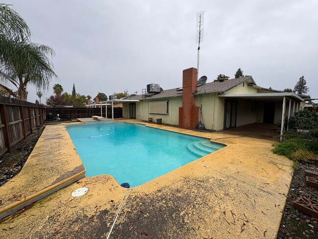 Building Photo - SW Visalia Home Available Now!