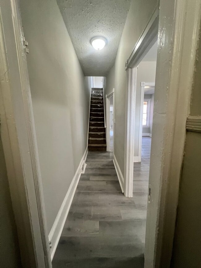 Building Photo - 4 Bedroom | 1 Bath