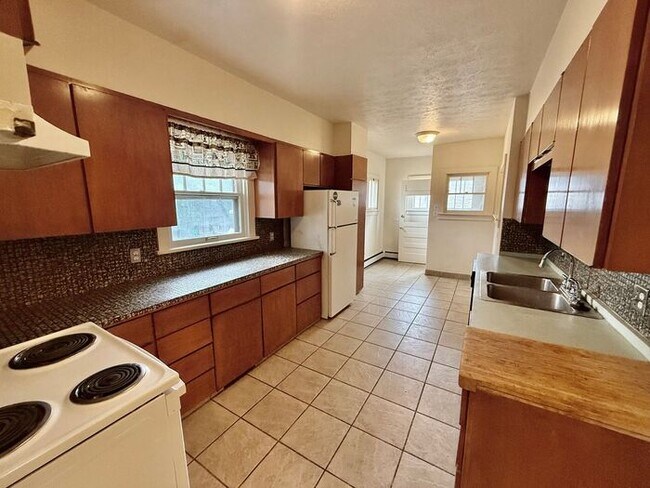 Building Photo - 1/2 Off First Months Rent! 3 Bed + 2 bonus rooms in basement, 2 Bath Home NEAR CSU! Flexible leas...