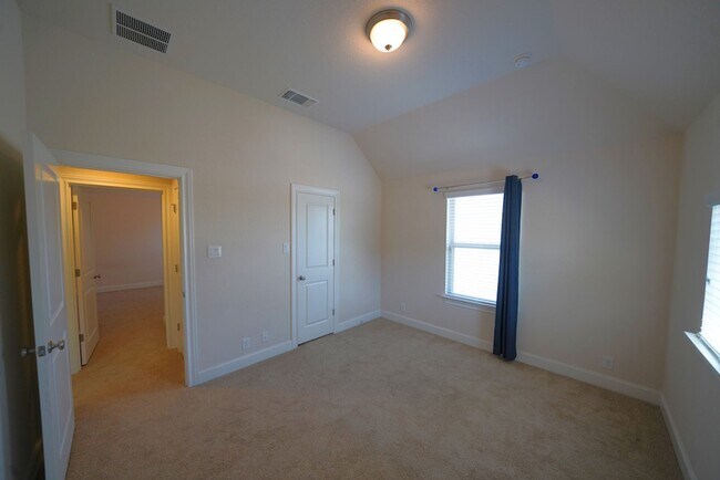 Building Photo - Executive Style Rental Now Available in Bo...