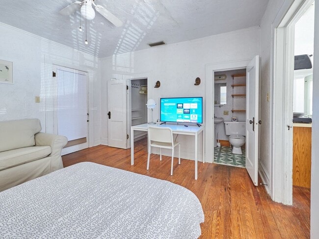 Building Photo - R0504