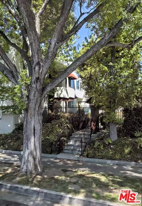 Building Photo - 5652 Yolanda Ave