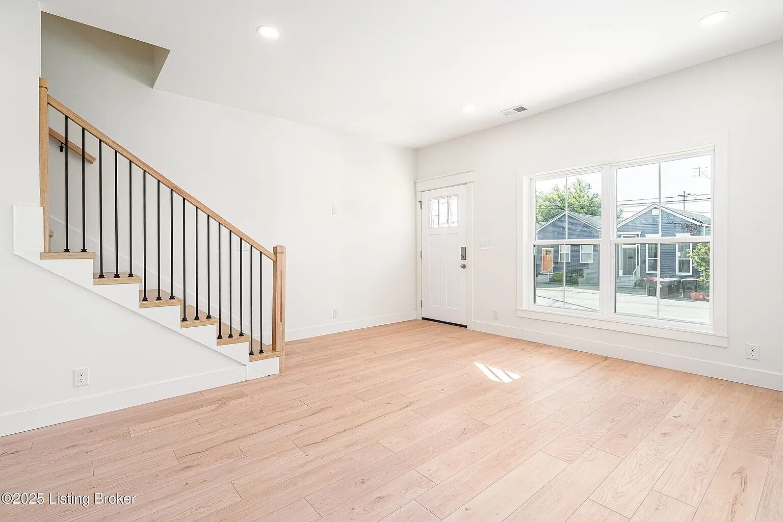 Building Photo - 935 E Madison St