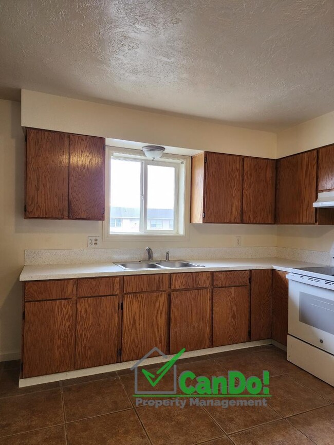 Building Photo - Now Available! Updated 3 bedroom, 1 bathro...