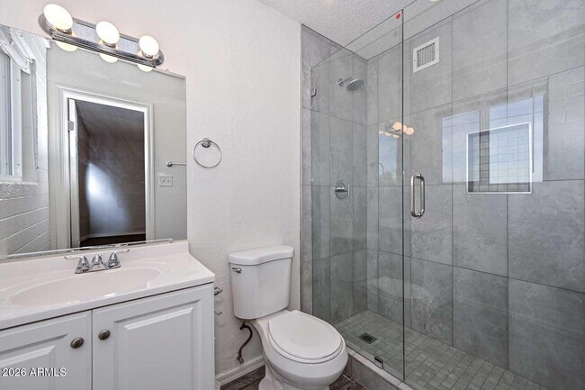 Building Photo - 730 E Siesta Dr