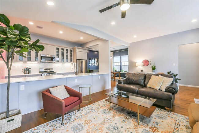 Building Photo - 213 N Hutcheson St