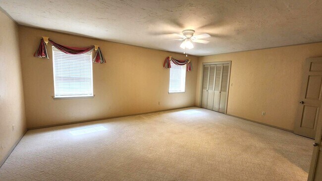 Building Photo - 3 Bed 2 Bath Townhome in Lakehurst Add NW OKC
