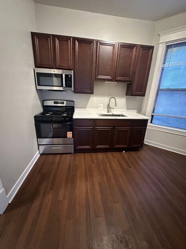 Building Photo - 1007 S Oakley Blvd