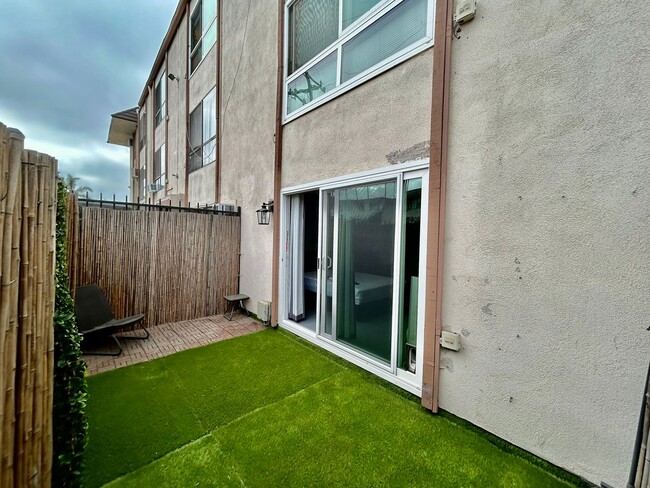 Building Photo - Move-In Ready! Studio Condo! Prime Long Beach Location! 90804