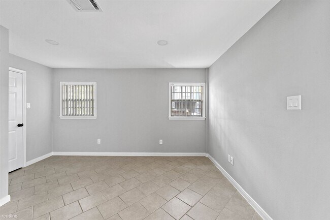 Building Photo - 1 br, 1 bath Duplex - 230 West 27th Street 2