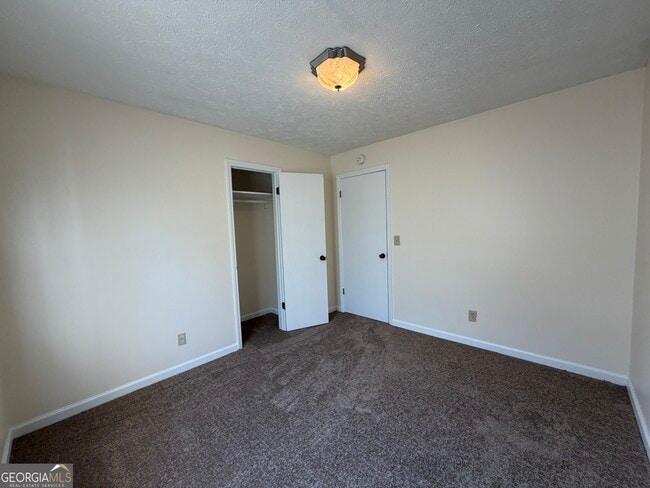 Building Photo - 734 Marthas Dr