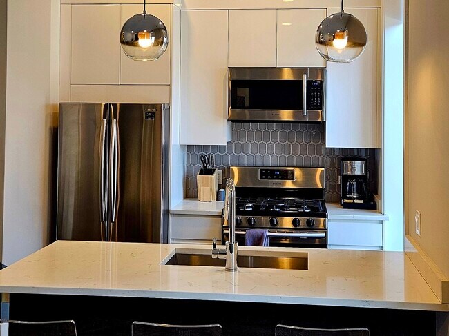 Building Photo - 318 S Halsted St