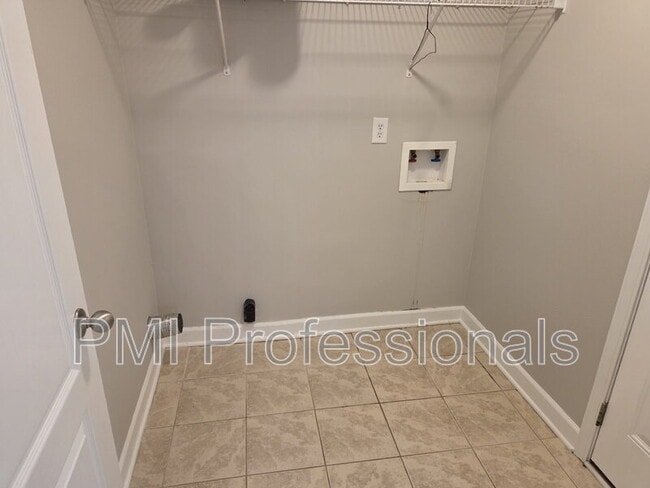 Building Photo - 3241 Hardwood Dr