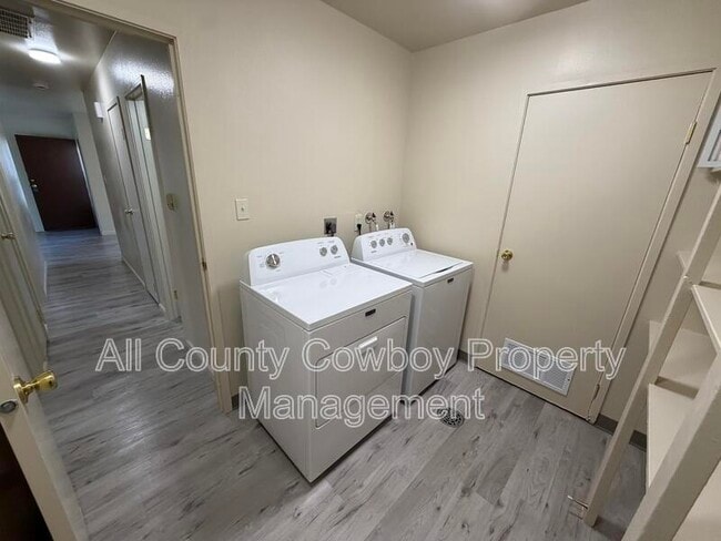 Building Photo - 1145 W Leisher Rd