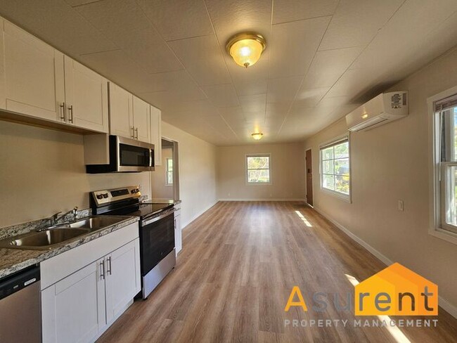 Building Photo - Freshly Renovated 2-Bedroom, 1-Bath Duplex in Ashland