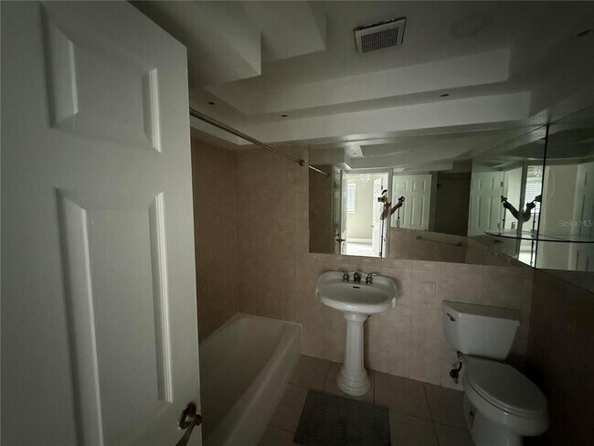 Building Photo - 1345 Drew St