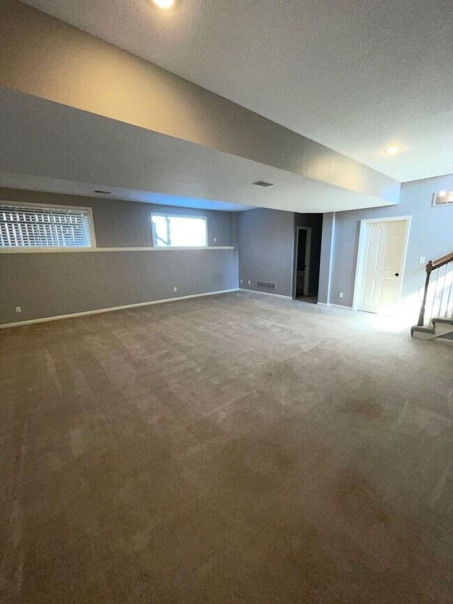 Building Photo - 5 Bedroom, 3 Bathroom California Split Sty...