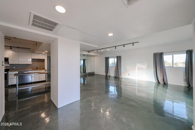 Building Photo - 353 E Thomas Rd