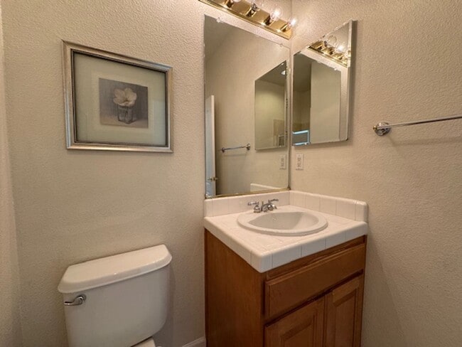 Building Photo - Gorgeous 5 bedroom + office, 4.5 bath Alam...