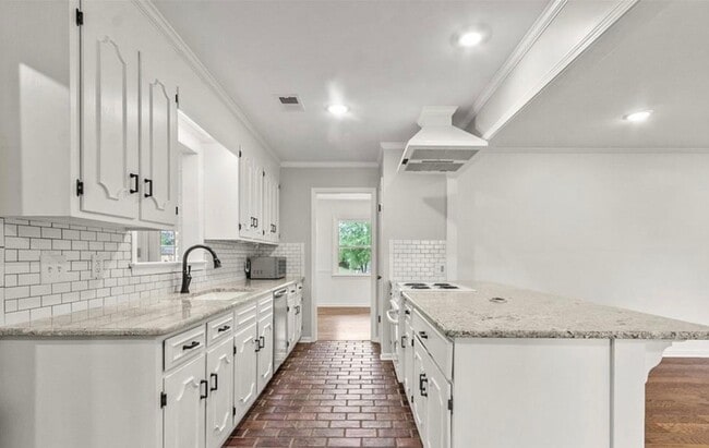 Building Photo - 3 bedroom, 2 bath