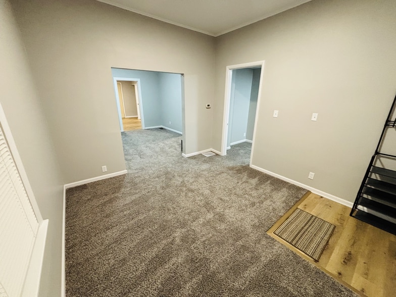 Building Photo - 2315 E End Ave