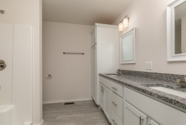 Building Photo - 376 W Granada St