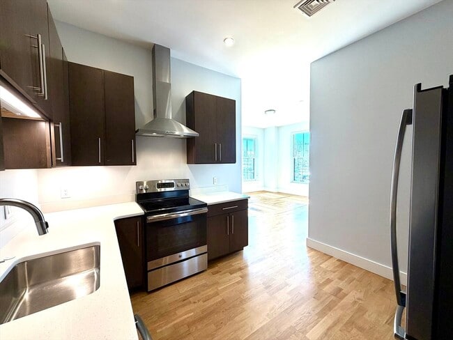 Building Photo - 13 W Central St