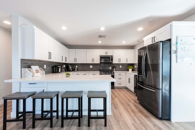 Building Photo - 4917 E Granada Rd