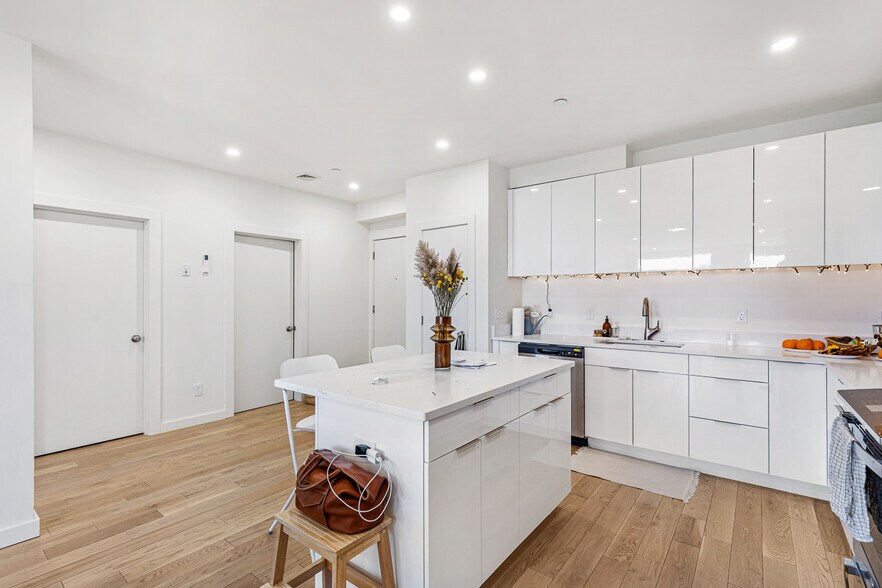 Building Photo - 123 Friendship St