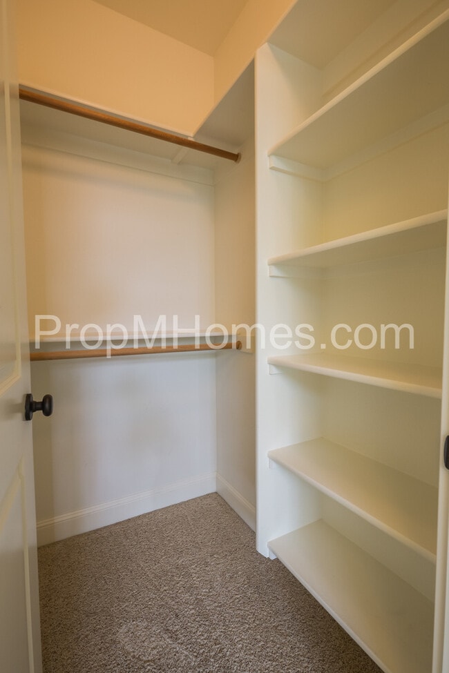 Building Photo - Prime Location - Luxury Two Bedroom Townhouse with Stylish Amenities