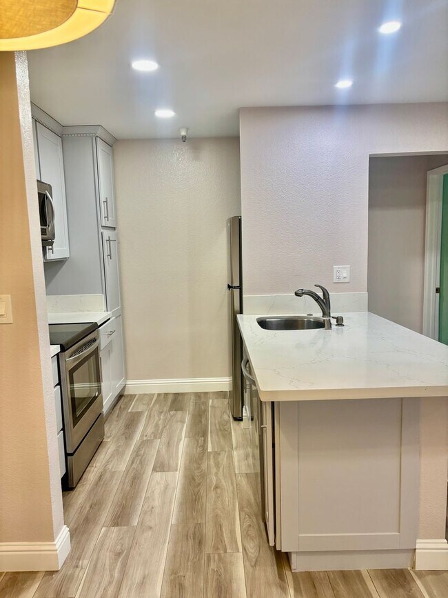 Building Photo - Walnut Creek 2 bed 2 bath gorgeous end unit on the first floor with garage!