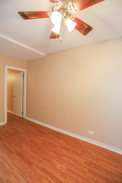 Building Photo - 911 W Lawrence Ave