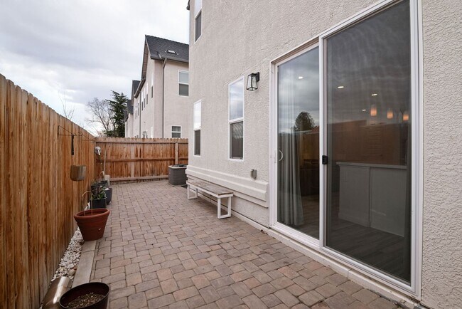 Building Photo - Beautiful Home by Lakeside