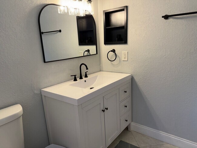 Building Photo - Spacious Furnished 3bd/3ba in Windsor Park! Close to Campus, Surrounded by Nature!