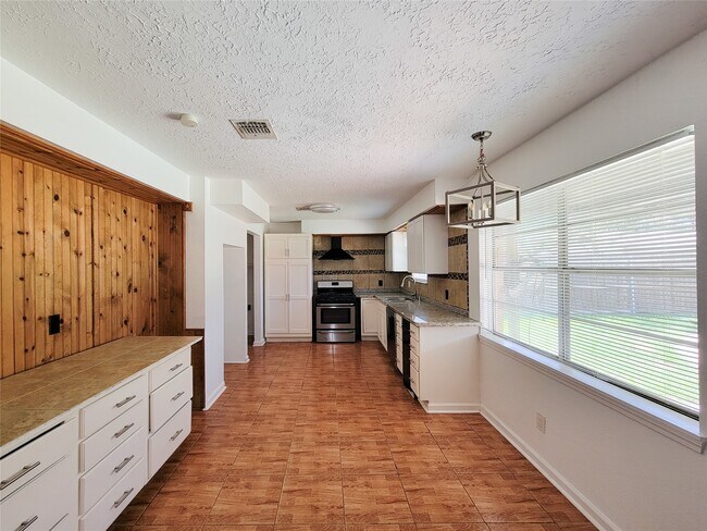 Building Photo - 409 S Travis