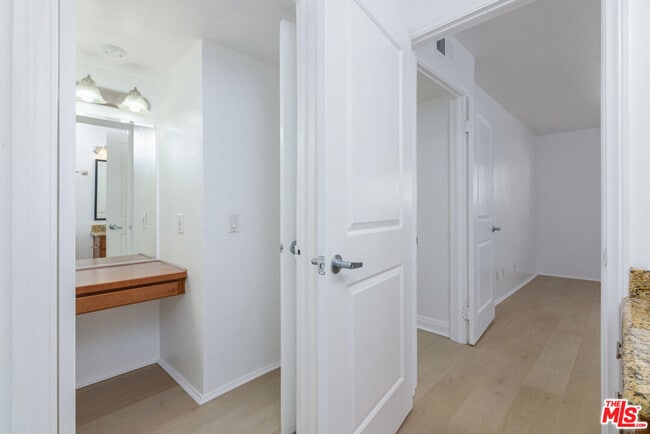 Building Photo - 355 N Maple St