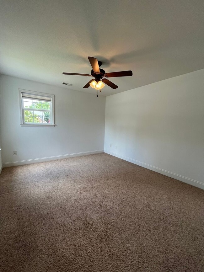 Building Photo - Stunning 3 Bed 3 Bath Home