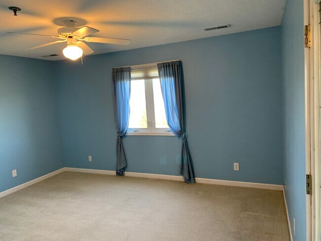 Building Photo - 716 Ivy Lake Dr