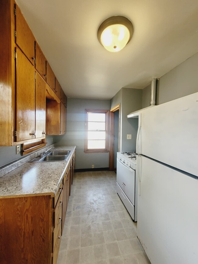 Building Photo - 1320 N Broadwell Ave