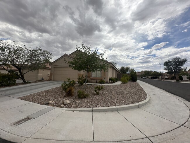 Building Photo - 10911 Vallerosa St