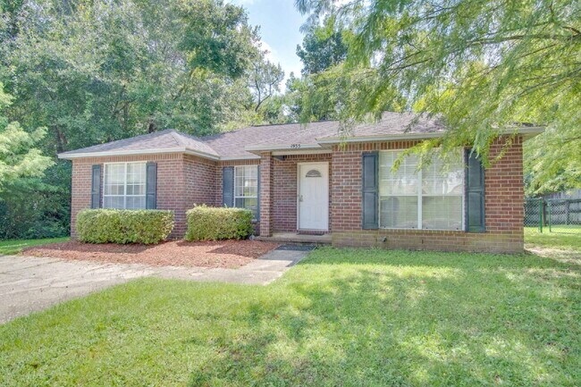 Building Photo - Northeast Pensacola 2 R, 2BA Home Near UWF with Wood-Look Flooring, Large Sunroom, Spacious Lot &...